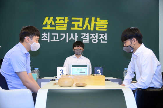 ‘신공지능’ 신진서, 박정환 누르고 쏘팔 코사놀 초대 우승!